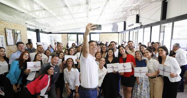 Diario HOY | Peña entrega de apoyo económico a jóvenes emprendedores