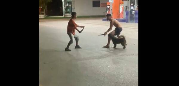[VIDEO] ¿Esgrima callejera? Filmaron como dos ñatos se enfrentaron con cuchillos en mano