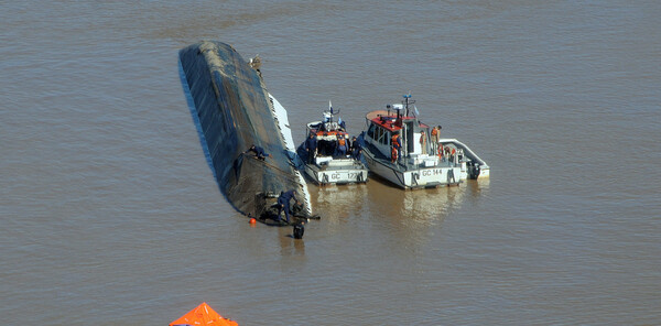 El buque accidentado en Argentina sigue afectando la navegaci贸n en el r铆o Paran谩 - Revista PLUS
