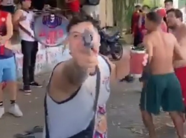 Detuvieron a hincha cerrista que se exhibía con arma de fuego - Portal Digital Cáritas Universidad Católica