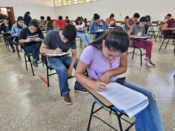 Becas EBY: Postulantes a becas cuentan con materiales de apoyo para repaso de lecciones antes del examen