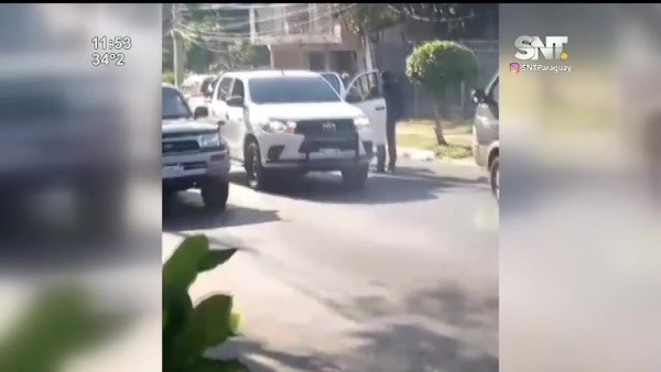Agresión en plena vía pública por escoltas de gobierno - SNT