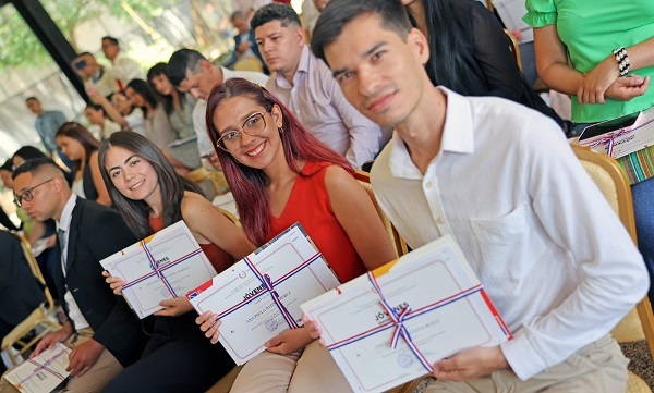 Peña entrega capital semilla a 65 jóvenes ganadores para sus emprendimientos