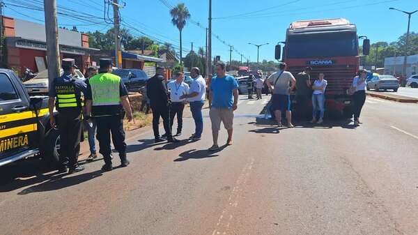 Camión de gran porte, sin frenos, provocó choque múltiple en Encarnación - Policiales - ABC Color