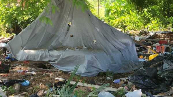Campamento de adictos entre escuela de fútbol y colegio genera preocupación en Concepción
