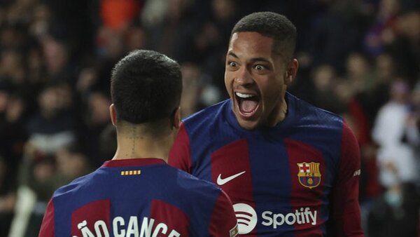 Vitor Roque da tres puntos al Barcelona con su primer gol