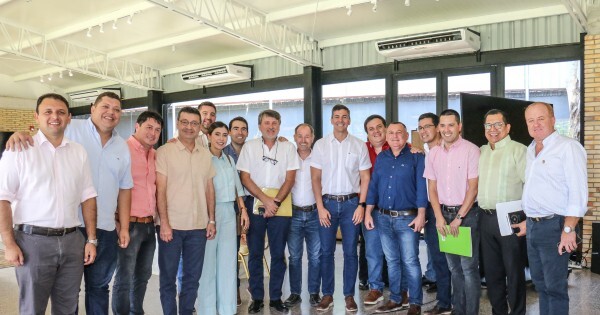 Peña consigue el apoyo de los gobernadores, pero los intendentes le avisan que están "atentos y vigilantes"