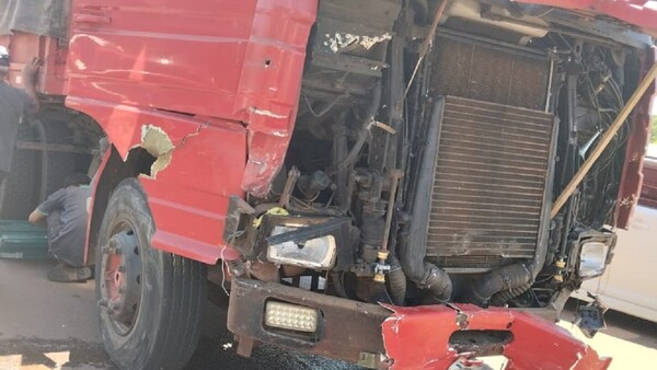 Camión queda sin frenos y choca contra siete vehículos en Encarnación