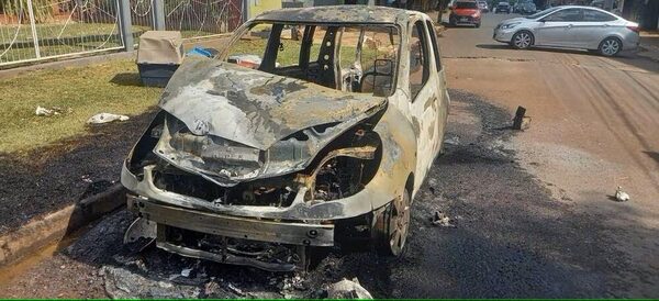 Retiró su auto del taller ¡y se le prendió fuego!