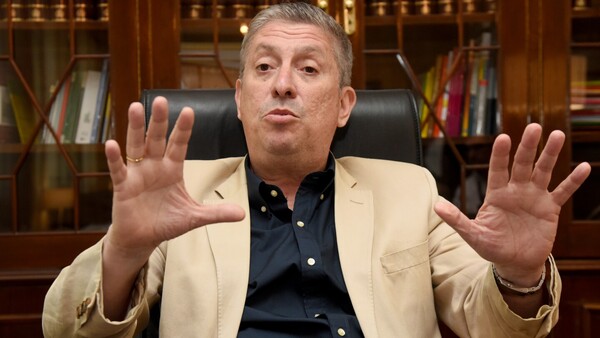 Director, ex chofer, tiene a su esposa y cuñado en el TSJE
