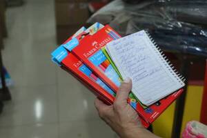 Encargado de empaquetar kits escolares, detenido por robar útiles - Noticiero Paraguay