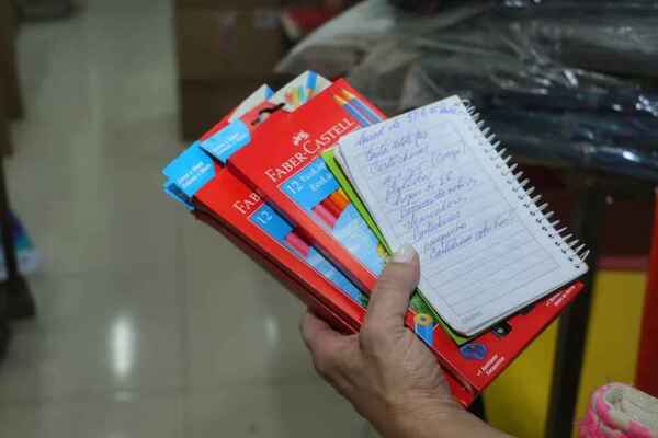 Encargado de empaquetar kits escolares, detenido por robar útiles