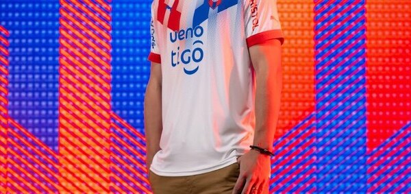 Versus / Enloquecen los hinchas: Cerro Porteño presentó su camiseta alternativa 2024