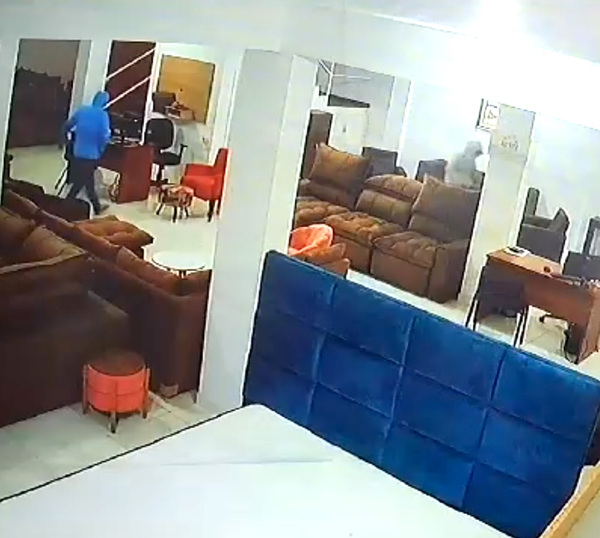 Desconocidos roban dinero y celulares de un local comercial - La Clave