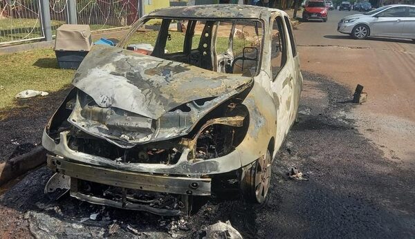 Retiró vehículo del taller y por el camino ardió en llamas