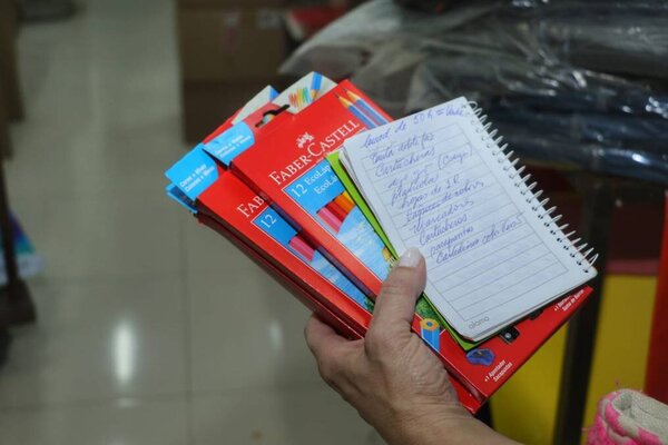 Encargado de empaquetar kits escolares, detenido por robar útiles - Radio Imperio 106.7 FM
