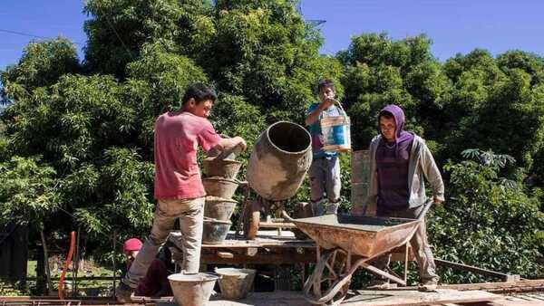 Los trucos de los albañiles para chulear las altas temperaturas