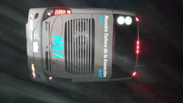 Fallecen dos pasajeras tras vuelco de bus en Coronel Oviedo | 1000 Noticias