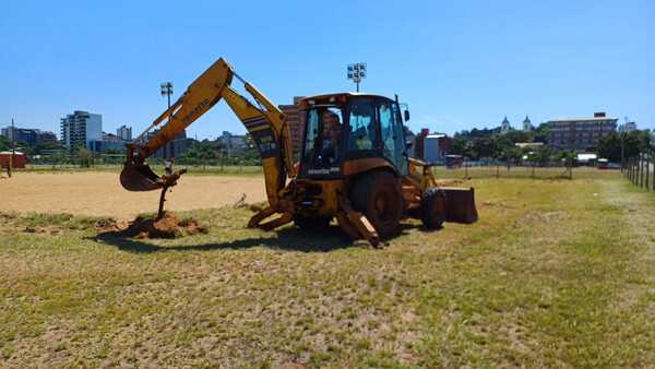 La municipalidad de Encarnación realiza mejoras en la cancha de fútbol playa