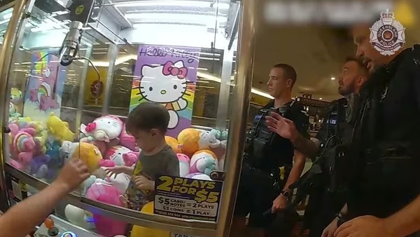 Viral: niño quedó atrapado en máquina de peluches en Australia - Unicanal