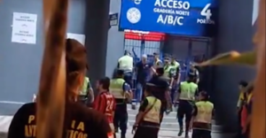 Versus / Pudo ser una tragedia: ¿Hinchas de Cerro estaban encerrados en Norte?