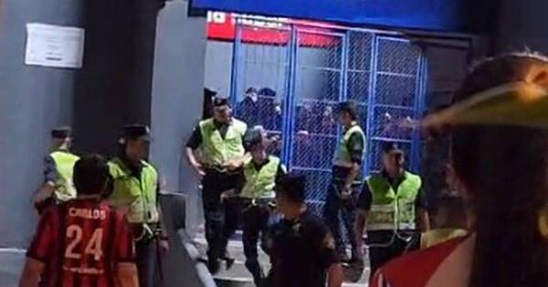 Diario HOY | Video: hinchas no podían salir por cierre de portones del estadio