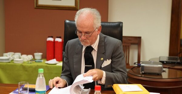 Ministro pide que funcionario sin título universitario sea su asesor y gane más