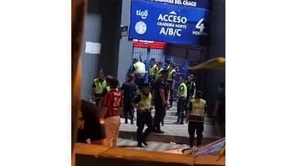 ¡Terror en el Defensores del Chaco! Video revela la desesperación de hinchas ante portones cerrados