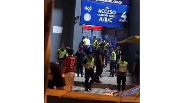 ¡Terror en el Defensores del Chaco! Video revela la desesperación de hinchas ante portones cerrados