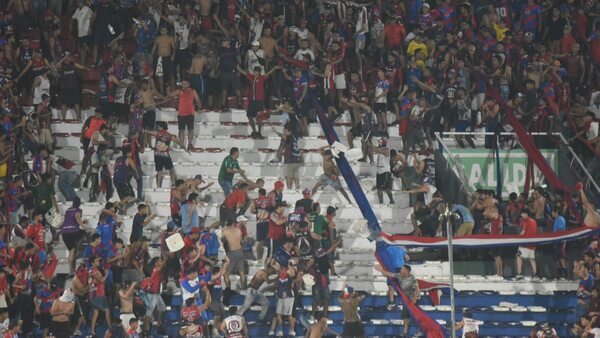 Video: Hinchas de Cerro Porteño querían salir, pero portones estaban cerrados