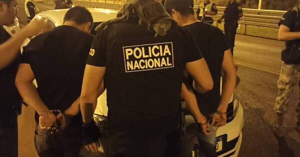 La Nación / Policía detuvo en Irala a dos miembros de banda criminal, con 49 cartuchos