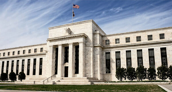 La Fed mantiene las tasas de inter茅s y augura bajadas "en alg煤n momento del 2024" - Revista PLUS