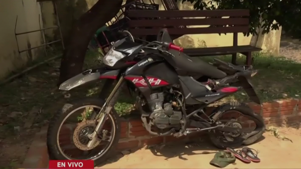 Conductora no pudo evitar chocar a motochorros tras asalto a periodista: "Me salieron al paso"