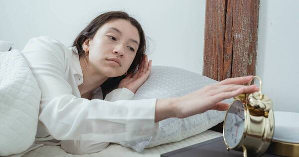 La Nación / ¿Por qué el sueño se interrumpe antes de que suene la alarma?