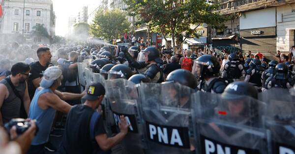 Diario HOY | Argentina: Oposición abandona debate de medidas de Milei por incidentes entre policías y manifestantes