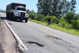 Gobierno reactiva ley que obliga MOPC a hacer rutas con cemento nacional