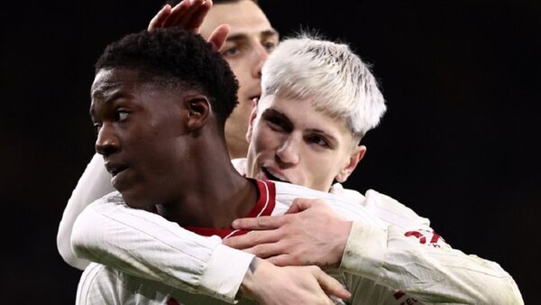 El Manchester United sobrevive a unos minutos finales de locura