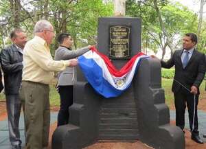Senadora denuncia a intendente de Franco por renovar placa de Stroessner - Política - ABC Color