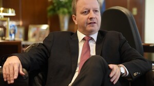 S&P eleva calificación del país y gobierno busca USD 1.500 millones