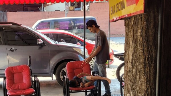 Papá fue con su hija al trabajo: la foto es viral