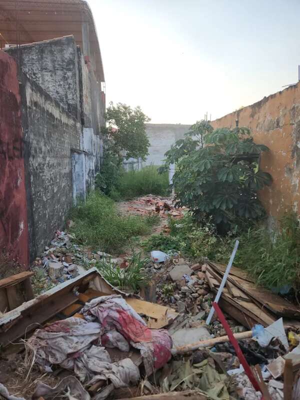 Municipalidad sigue interviniendo basurales: limpian casa abandonada en barrio San Pablo - Nacionales - ABC Color