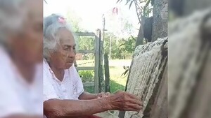 Abuela teje jerga de lana para comprar sus remedios