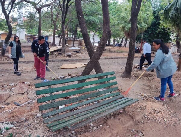 Jefe municipal reconoce deficiencia en el estado de las plazas de Asunción · Radio Monumental 1080 AM