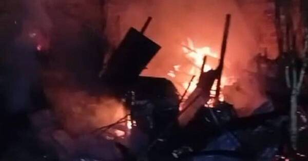 La Nación / En incendio de una casa de madera mueren una mujer y su hijo de 8 años