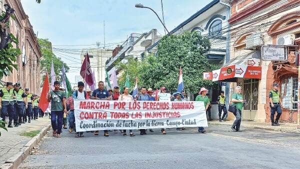 Logros y deudas de la era democrática en Paraguay