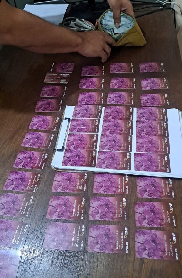 Detienen en cajero a una persona con 66 tarjetas de débito - El Independiente