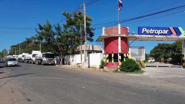 Sindicalistas de Petropar piden contratación de más de 70 trabajadores tercerizados - Nacionales - ABC Color