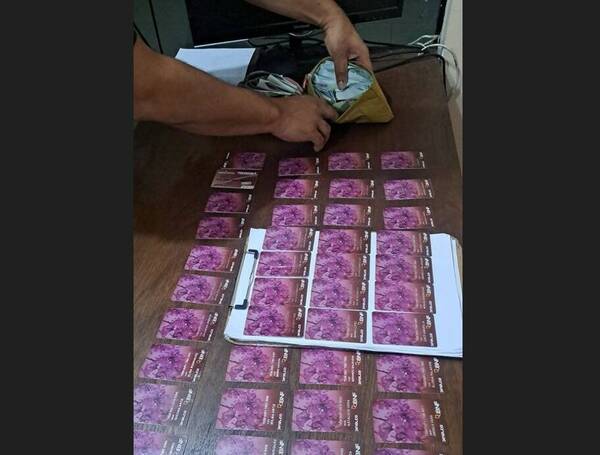 Estuvo horas dentro de un cajero: cacharon que tenía 67 tarjetas de débito