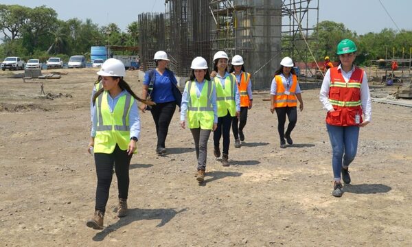 Mujeres sobresalen en puestos claves en la construcción del Puente de la Bioceánica