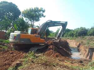 Realizan limpieza del arroyo Jaguary para evitar inundación de casas de vecinos - Nacionales - ABC Color